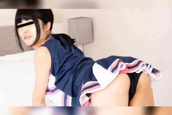 一个身材苗条的啦啦队女孩，甚至还提供清洁口交服务