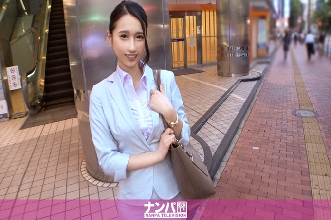 真实素人搭讪,初次摄影。 1504 “不做副业吗?”和她一起上钩的美女OL!本想体验一下试着接待客人的感觉,就这样正式体验www