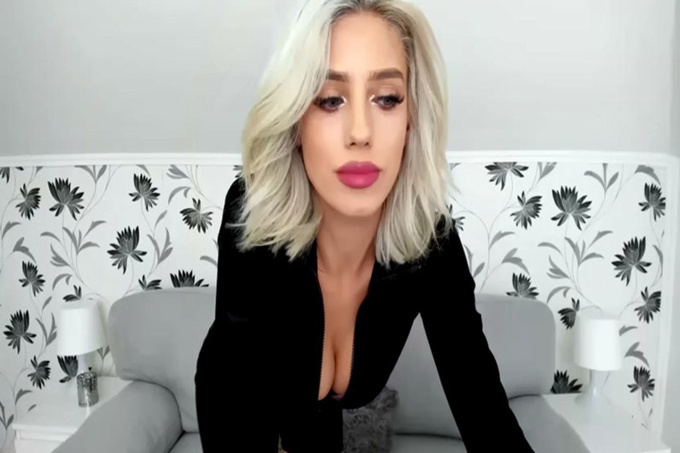 [欧美主播外流]知名网红的车头灯终于亮了～性感露奶陪哥哥度过新年假期视频流出
