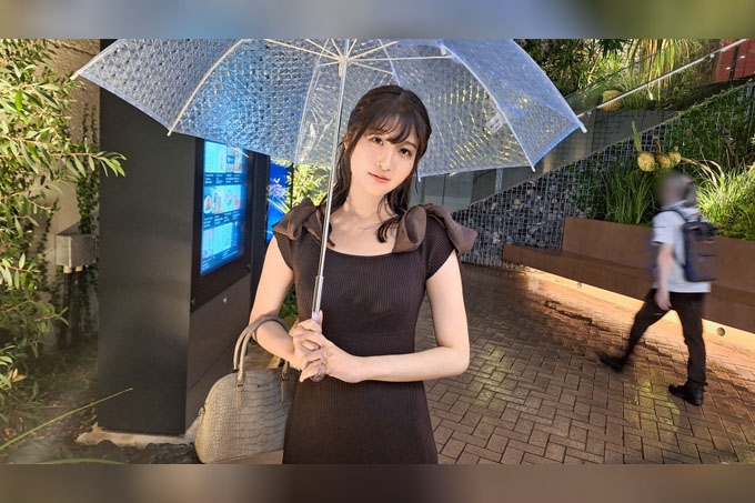 “白皙性感,身材如神。老师,我已经湿了。这位纯真的钢琴老师简直淫荡到只要有人碰触她的乳头