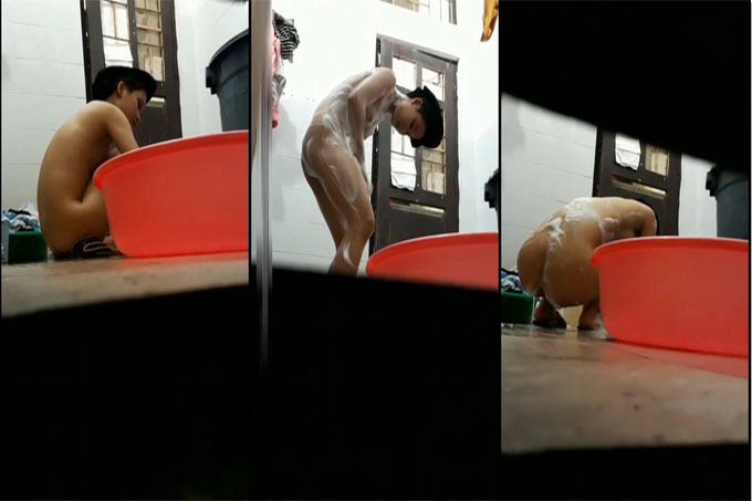 邪恶的房东躲在梳妆台下面偷拍下班的打工妹回来洗澡