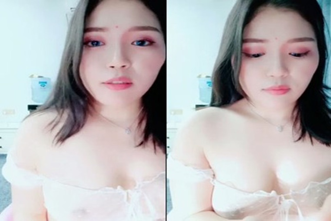[中文主播外流]极度清纯美女主播自拍直播脱衣舞及手淫秀身材真不错