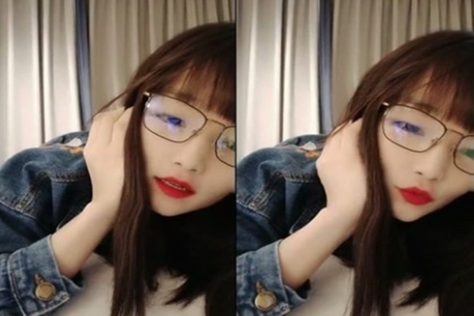 清纯的眼镜妹~情人进房直接玩起手机~妹子好想被操~!!!